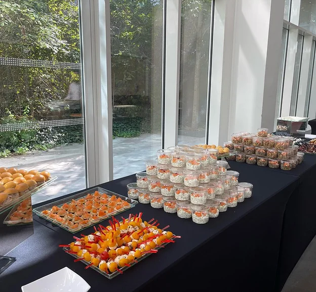 Buffet d'événements avec plateaux de petits pains, canapés, verrines et brochettes à Suresnes près de Nanterre en Hauts-de-Seine 92