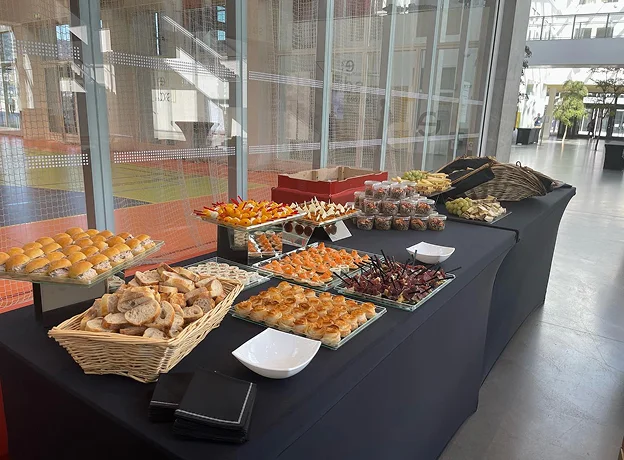 Buffet élégant avec sandwichs, pain, canapés et snacks variés sur une nappe noire à Suresnes près de Nanterre dans les Hauts-de-Seine 92
