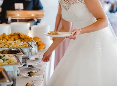 Mariée se servant à un buffet de mariage, assiette à la main à Suresnes près de Nanterre dans les Hauts-de-Seine 92