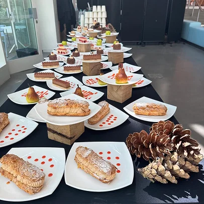 Table de banquet avec un assortiment de desserts individuels et de pommes de pin à Suresnes près de Nanterre dans les Hauts-de-Seine 92