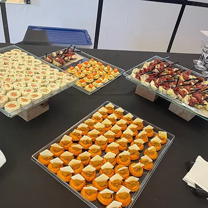 Plateaux variés d'amuse-gueules sur une table noire, avec des murs blancs et bleus en arrière-plan à Suresnes près de Nanterre dans les Hauts-de-Seine 92