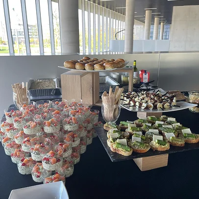 Buffet varié avec de petites bouchées, des toasts et des brochettes à Suresnes près de Nanterre dans les Hauts-de-Seine 92