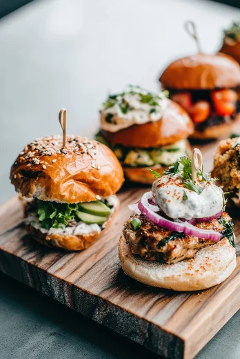 Mini-burgers gourmands et colorés sur une planche en bois à Suresnes près de Nanterre dans les Hauts-de-Seine 92