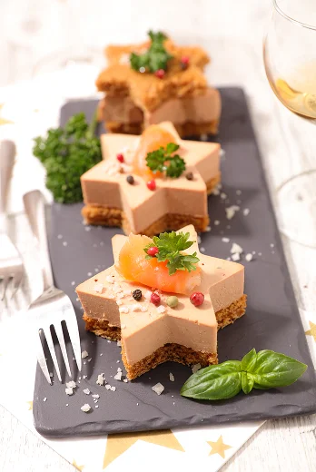 Trois entrées étoilées de foie gras garnies de saumon, persil et poivre à Suresnes près de Nanterre dans les Hauts-de-Seine 92