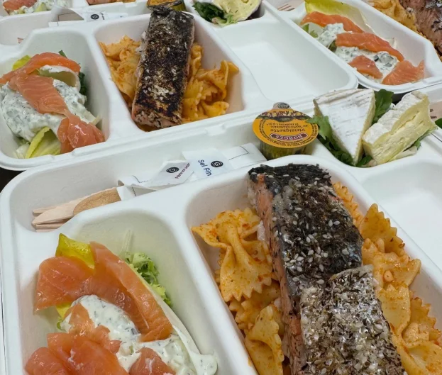 Repas de service traiteur avec saumon, pâtes, salade de saumon fumé et fromage à Suresnes près de Nanterre dans les Hauts-de-Seine 92