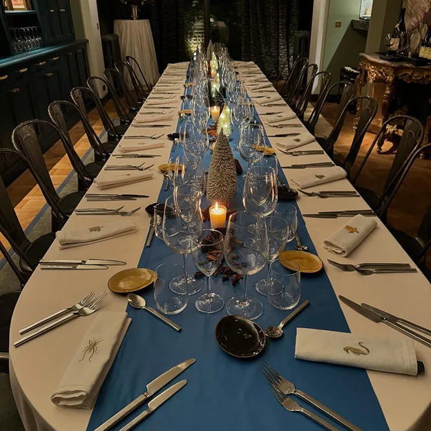 Longue table dressée pour un dîner festif avec bougies et décorations de Noël à Suresnes près de Nanterre dans les Hauts-de-Seine 92